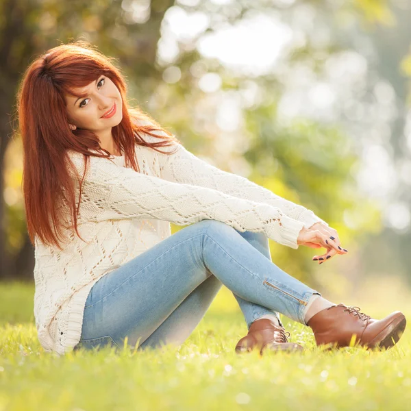 Mladá hezká žena relaxační v parku — Stock fotografie