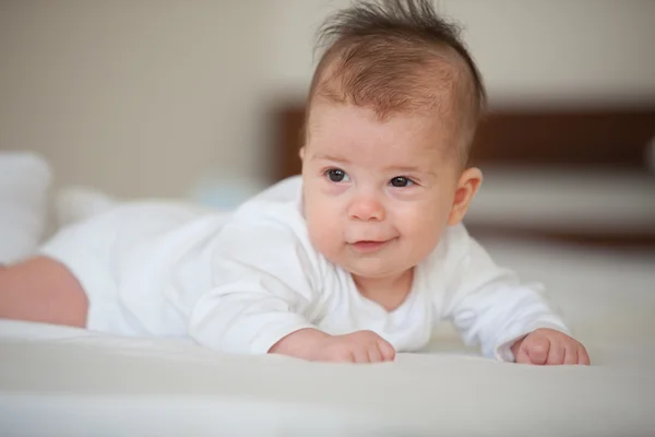 Retrato de bebê sorridente bonito — Fotografia de Stock