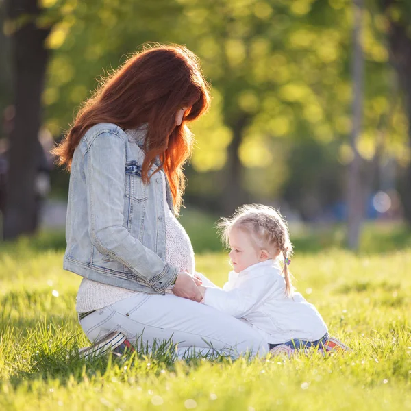 Gelukkige Zwangere Moeder Dochter Het Herfstpark Schoonheid Natuur Met Familie — Stockfoto