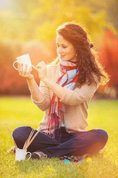 Mujer Bonita Pinta Tazas Parque Otoño Belleza Escena Naturaleza Con — Foto de Stock