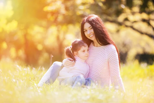 Mutlu Anne Kız Sonbahar Parkında Aile Hayatı Olan Güzel Doğa — Stok fotoğraf