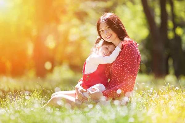 Yaz Parkında Mutlu Bir Anne Kız Aile Hayatı Olan Güzel — Stok fotoğraf