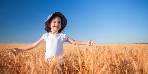 Chica Feliz Caminando Trigo Dorado Disfrutando Vida Campo Naturaleza Belleza —  Fotos de Stock