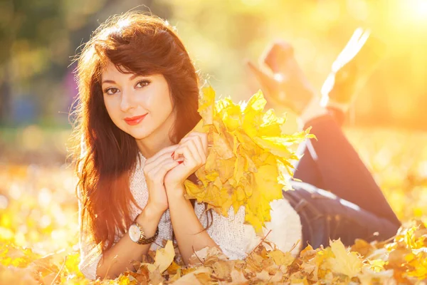 Jovem Mulher Bonita Relaxando Parque Outono Cena Natureza Beleza Com — Fotografia de Stock