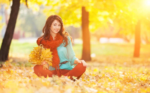 年轻漂亮的女人在阳光灿烂的秋天公园里放松 美丽的自然景观 叶色斑斓 秋天黄树叶色斑斓 秋天户外生活方式 — 图库照片