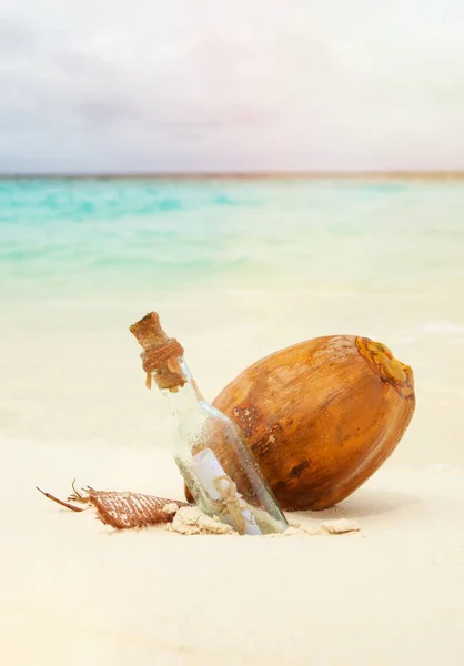 Una Lettera Bottiglia Noce Cocco Sulla Spiaggia Stile Vita Insulare Foto Stock