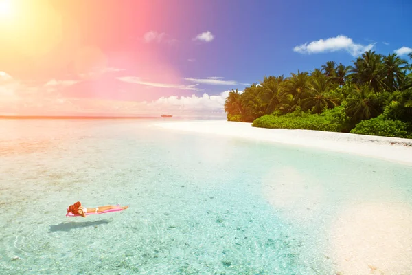 Vrouw Zwemmen Ontspannen Zee Gelukkige Eiland Levensstijl Wit Zand Kristalblauwe — Stockfoto