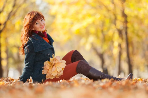 Genç Güzel Bir Kadın Sonbahar Parkında Dinleniyor Renkli Yeşillik Arka — Stok fotoğraf