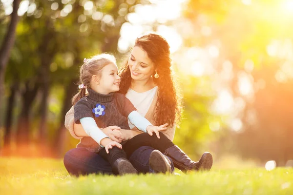 Mor Och Dotter Går Höstparken Skönhet Natur Scen Med Färgglada — Stockfoto