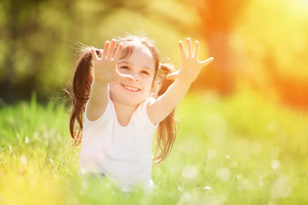 Linda Niña Jugando Parque Soleado Belleza Escena Naturaleza Con Fondo —  Fotos de Stock