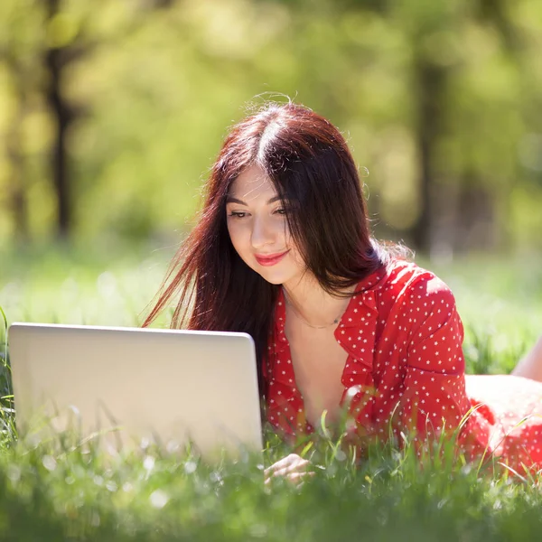 Ung Kvinna Med Vit Laptop Parken Skönhet Natur Scen Med — Stockfoto