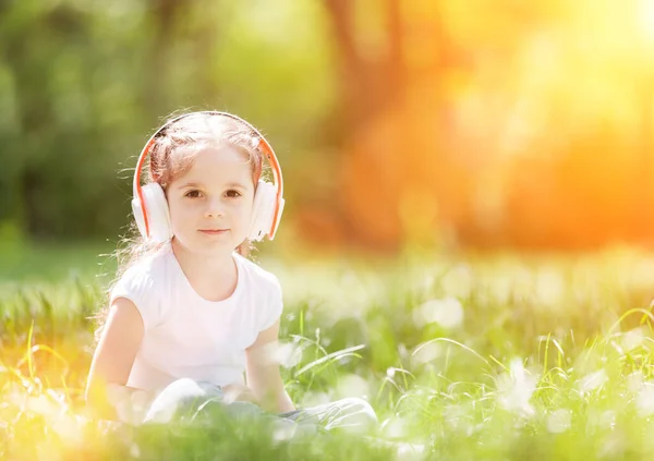 Ragazzina Carina Sta Ascoltando Musica Nel Parco Stile Vita Familiare — Foto Stock