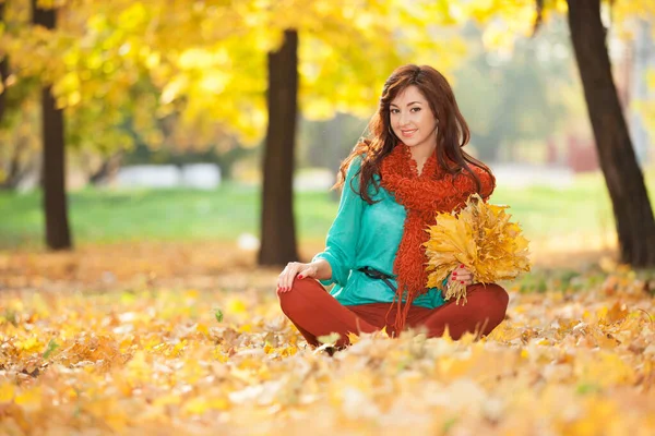 Молодая Красивая Женщина Отдыхает Солнечном Осеннем Парке Красивая Природа Цветным — стоковое фото