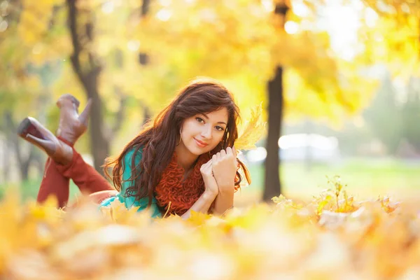 秋の公園でリラックスした若い女性 紅葉や黄色の木々 紅葉が美しい秋の大自然 秋のアウトドアライフスタイル — ストック写真