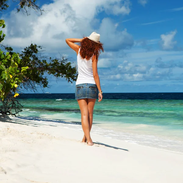 Γυναίκα Της Μόδας Που Περπατάει Στην Παραλία Ευτυχισμένο Νησί Λευκή — Φωτογραφία Αρχείου