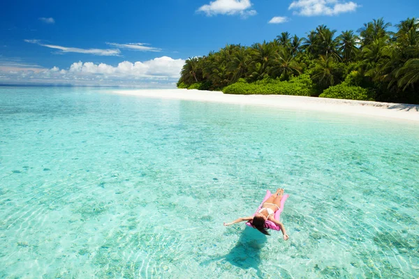 Жінка Плаває Відпочиває Морі Щасливого Життя Острові Білий Пісок Кришталево — стокове фото