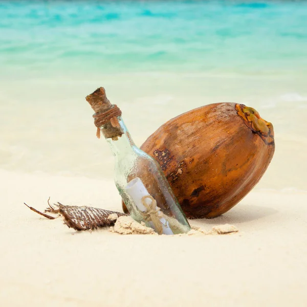 Flaschenpost Und Kokosnuss Strand Insel Lebensstil Weißer Sand Kristallblaues Meer — Stockfoto