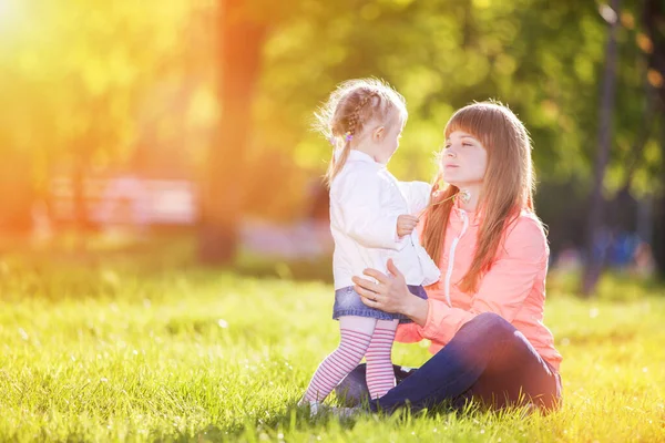 Mor Och Dotter Höstparken Skönhet Natur Scen Med Färgglada Bakgrund Stockfoto