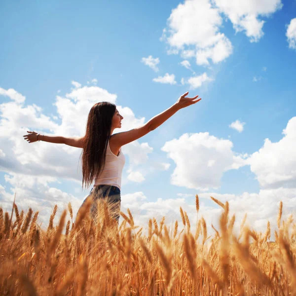 Happy Woman Enjoying Life Field Nature Beauty Blue Sky White — Stock Photo, Image