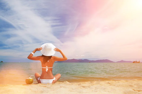 여성은 코코넛을 가지고 해변에서 휴식을 취한다 그리고 해변의 낙원에서의 해변의 — 스톡 사진