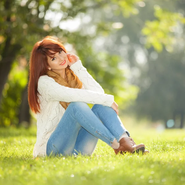 Jonge Vrouw Die Het Park Loopt Schoonheid Natuur Scène Met — Stockfoto