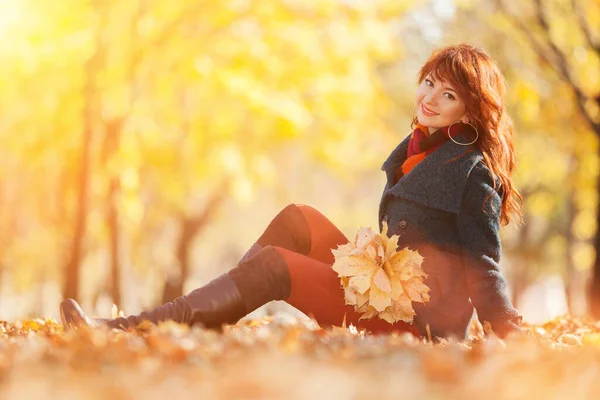秋の公園でリラックスした若い女性 紅葉や黄色の木々 紅葉が美しい秋の大自然 秋のアウトドアライフスタイル — ストック写真