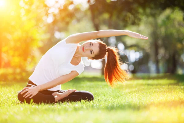 Yoga Aire Libre Mujer Feliz Haciendo Ejercicios Yoga Medita Parque — Foto de Stock