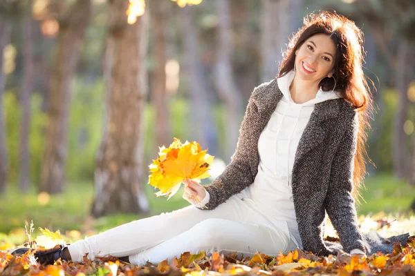 Genç Güzel Bir Kadın Güneşli Sonbahar Parkında Dinleniyor Renkli Yeşillik — Stok fotoğraf