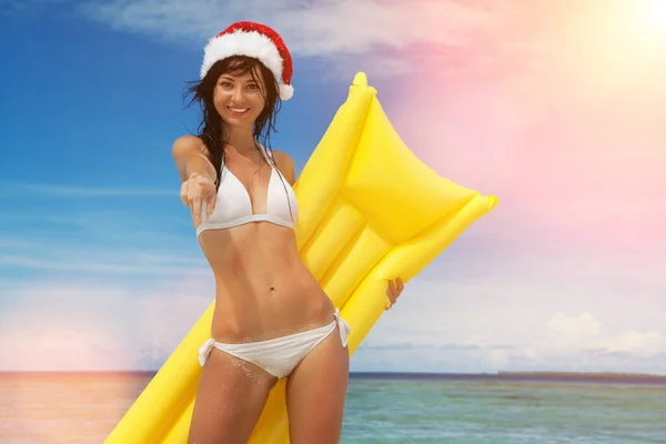 Gelukkig Santa Vrouw Met Opblaasbare Matras Zee Vakantie Eiland Levensstijl — Stockfoto