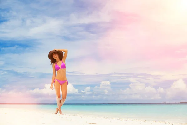 Szczęśliwa Kobieta Cieszy Się Plażą Biały Piasek Krystalicznie Niebieskie Morze — Zdjęcie stockowe