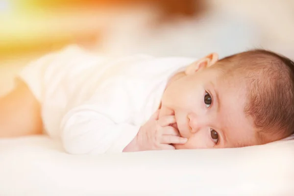 Feche Retrato Bebê Bonito Adorável Bebê Jazia Colchão Branco Quarto — Fotografia de Stock