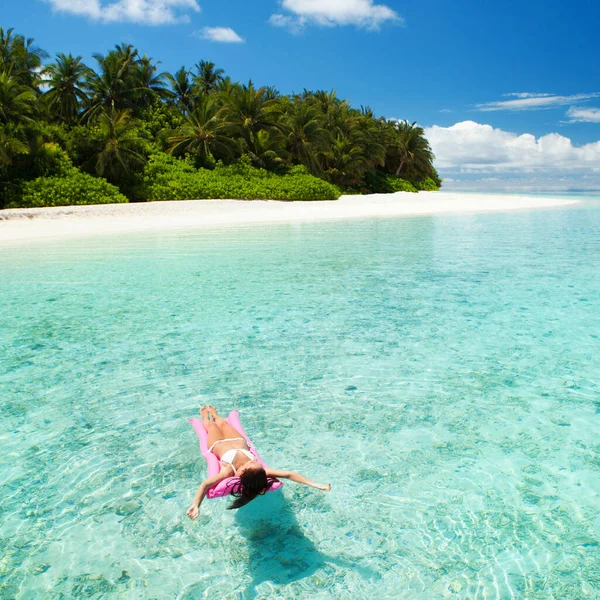 Kvinnan Simmar Och Kopplar Havet Lycklig Livsstil Öar Vit Sand Stockfoto