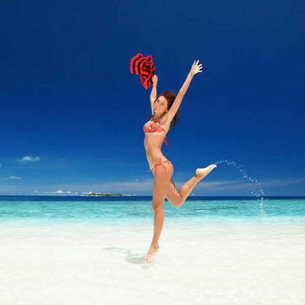 幸せな若い女性はビーチでジャンプします 幸せな生活を 白い砂 青い空と熱帯ビーチの結晶海 パラダイスでの休暇 海のビーチリラックス 島への旅行 ロイヤリティフリーのストック写真