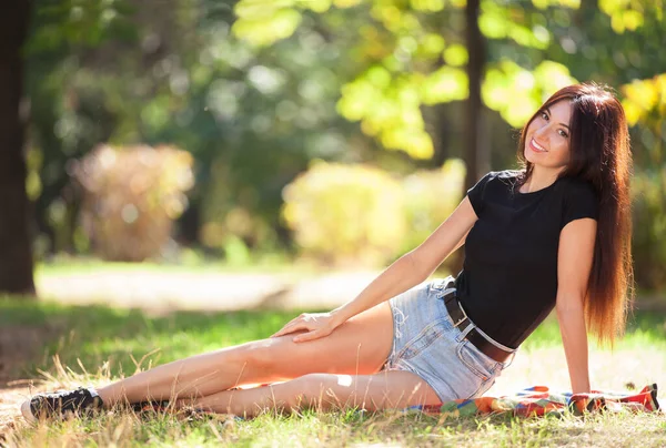 Genç Kadın Yeşil Çimlerin Üzerinde Parkta Dinleniyor Renkli Arka Planlı — Stok fotoğraf