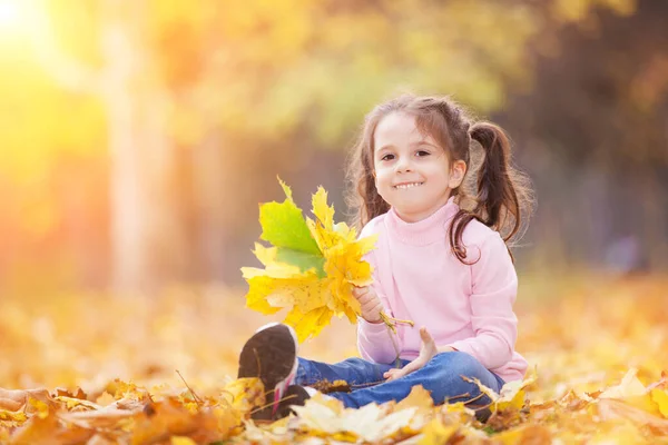 Gelukkig Meisje Dat Gele Bladeren Speelt Het Herfstpark Schoonheid Natuur — Stockfoto