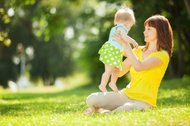Anne ve kızı parkta.