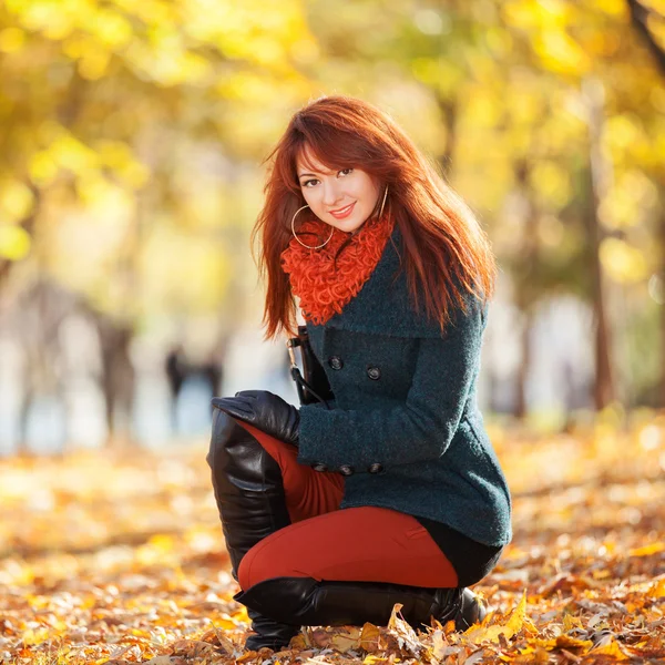 Giovane bella donna rilassante nel parco autunnale — Foto Stock