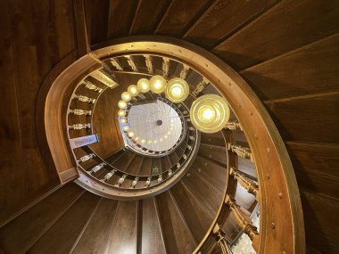 Lambalı ahşap sarmal merdiven