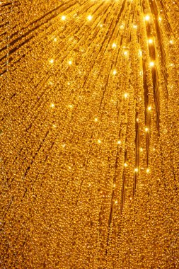 Turuncu fenerlerle süslenmiş kristal avize, odaklan