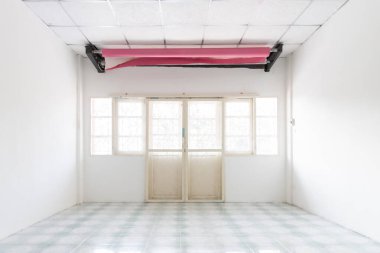 Eski beyaz boşluk. Demir kapı odanın tam ortasında. Stüdyo yukarıda çekildi..