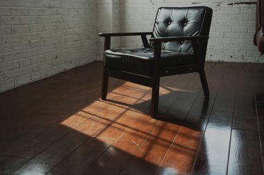 siyah koltuk güneş ışığının altında pencereden içeri