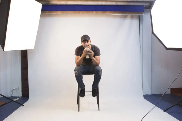 Guy Modell Posiert Für Kaffee Fotografieren Fotostudio Auf Weißem Hintergrund — Stockfoto