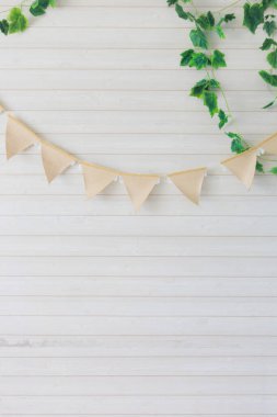 Kahverengi kumaştan yapılmış parti bayrakları. Ahşap zemindeki yazı için boş alan.