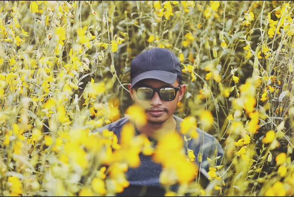 Hombre Que Viaja Entre Flores Amarillas Primeros Planos Que Centran — Foto de Stock