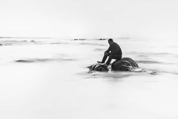 Молодые Люди Морю Сядьте Пляже Сделайте Черно Белую Фотографию — стоковое фото