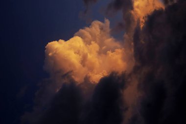 Gün batımını yansıtan bir grup altın bulut. Korkunç bir bakış yaklaşan fırtınanın işaretiydi..