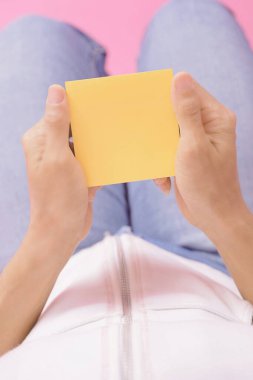 Pembe arka planda el ele tutuşma kağıdı. Bir kuşun bakış açısından çekilmiş.