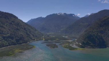 Güney Amerika, Şili 'deki Llanquihue Ulusal Parkı' nda bulunan Reloncavi Deniz Boğazı, Cochamo Köyü Havalimanı..