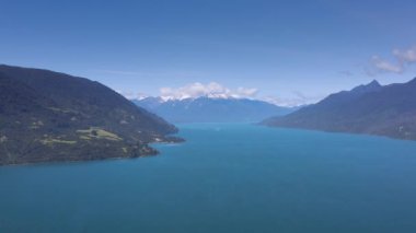 Güney Amerika, Şili 'deki Llanquihue Ulusal Parkı' nda bulunan Reloncavi Deniz Boğazı, Cochamo Köyü Havalimanı..
