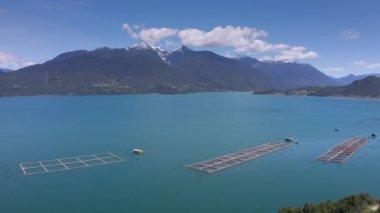 Güney Amerika, Şili 'deki Llanquihue Ulusal Parkı' ndaki Reloncavi deniz boğazındaki hava somon çiftlikleri..
